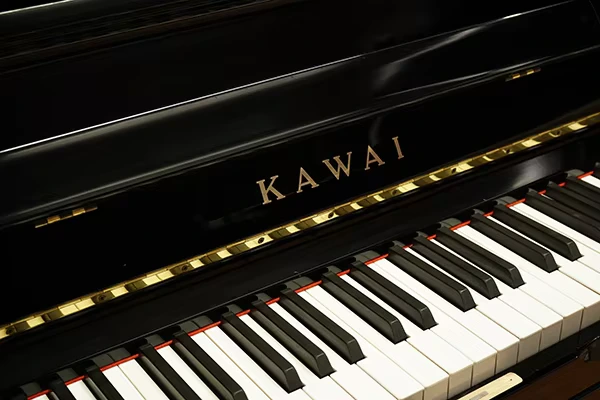 Piano Kawai acústico negro en Romero Pianos Chile
